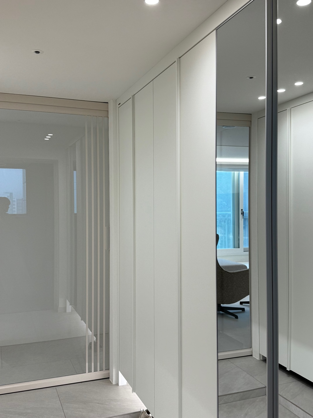 현관 수납장과 중문